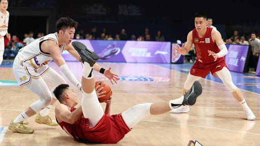 抽象，特朗普晒和C罗踢球的AI生成视频：C罗很聪明也很酷