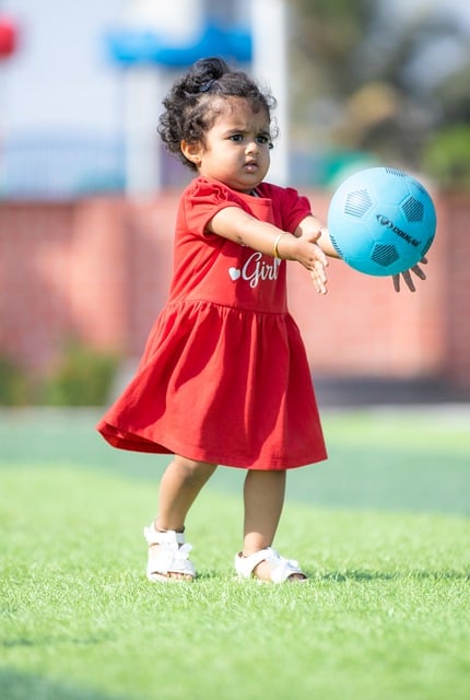 法兰克福客胜后球迷区突发火情，还有球迷从高处坠落后被送医